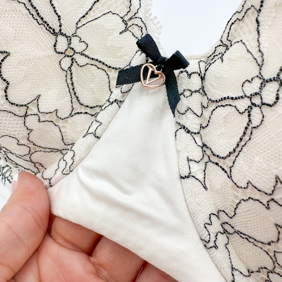 Victoria's Secret Body By Victoria White & Black Lace Lined Demi Bra - Picture 2 of 6